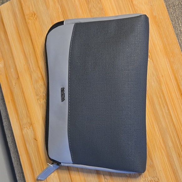 Tumi for Delta Airlines Gray Zippered Travel Pouch - Picture 11 of 11